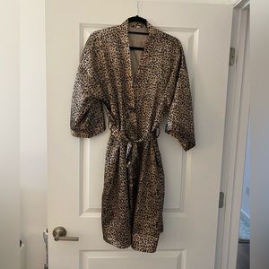 Leopard Short Kimono Silky Robe. Size XXL/XXXL.